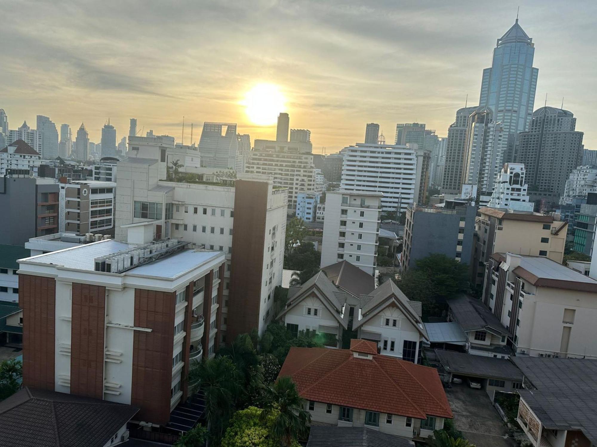 Affordable Serviced Apartments In Nana Omni Tower - Prime Sukhumvit Location Bangkok Exteriör bild