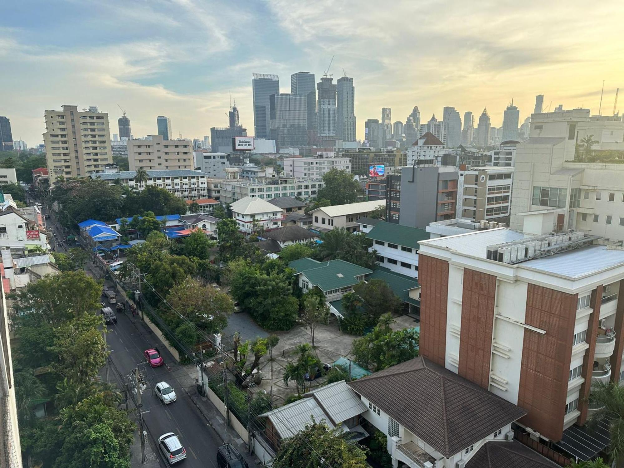 Affordable Serviced Apartments In Nana Omni Tower - Prime Sukhumvit Location Bangkok Exteriör bild