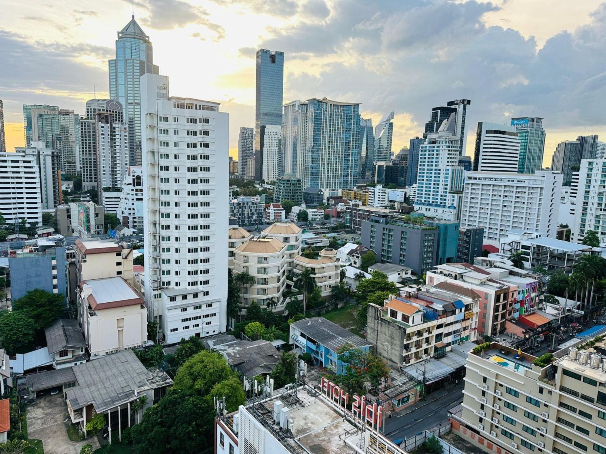 Affordable Serviced Apartments In Nana Omni Tower - Prime Sukhumvit Location Bangkok Exteriör bild